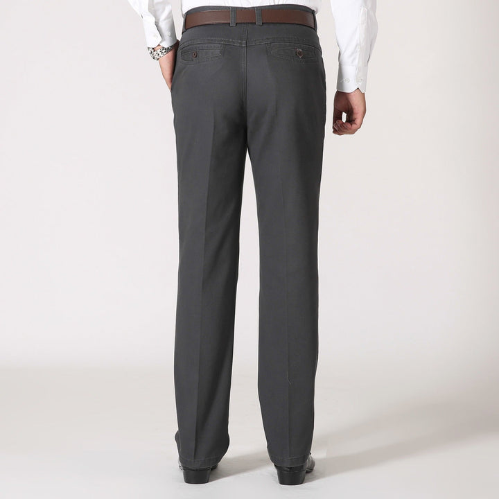 Mode homme: pantalon habillé chic, coupe droite, idéal pour les affaires et un style formel moderne.