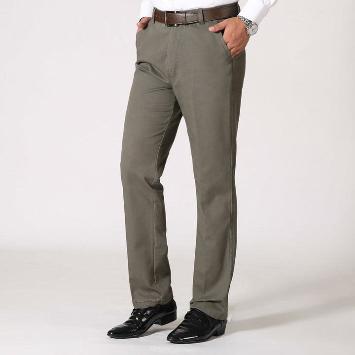 Pantalon homme d'été coupe droite gris clair, léger et respirant, parfait pour un look élégant et décontracté.