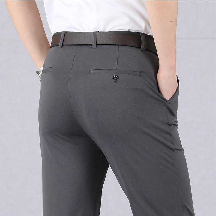 Homme actif en pantalon extensible ajusté, démontrant le confort et la souplesse du tissu résistant.