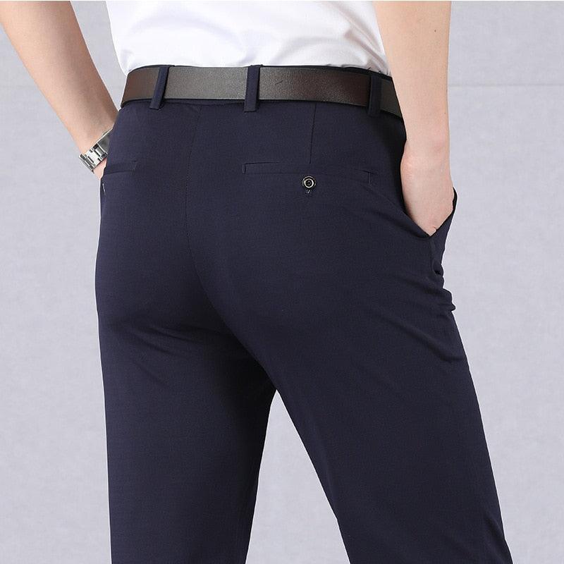 Pantalon homme ajusté extensible élégant, confortable, résistant et anti-plis. Un essentiel mode masculine.