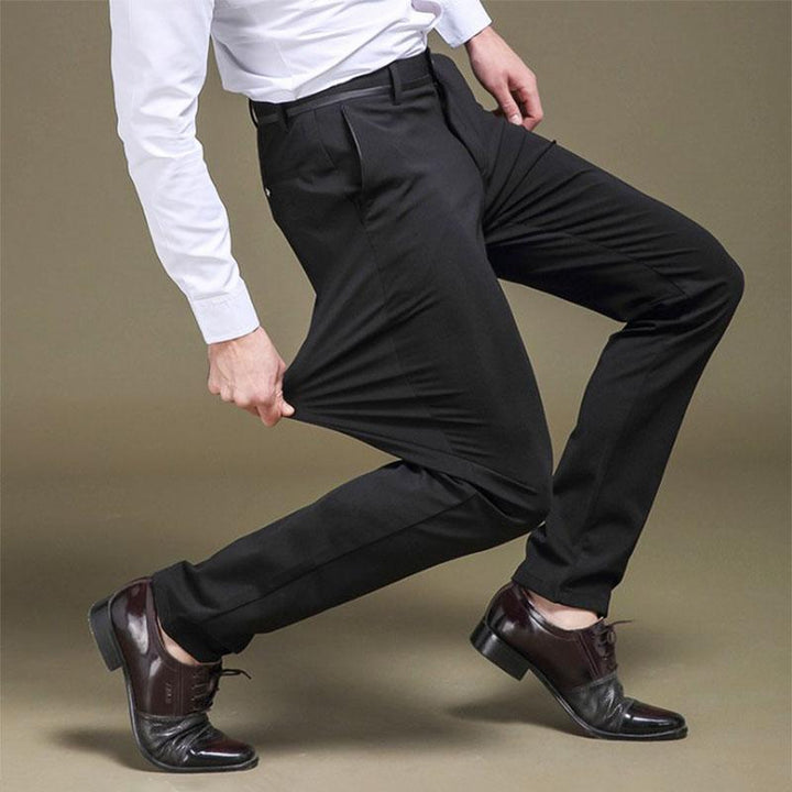 Pantalon homme ajusté extensible, offrant élégance et confort pour un style moderne et polyvalent.