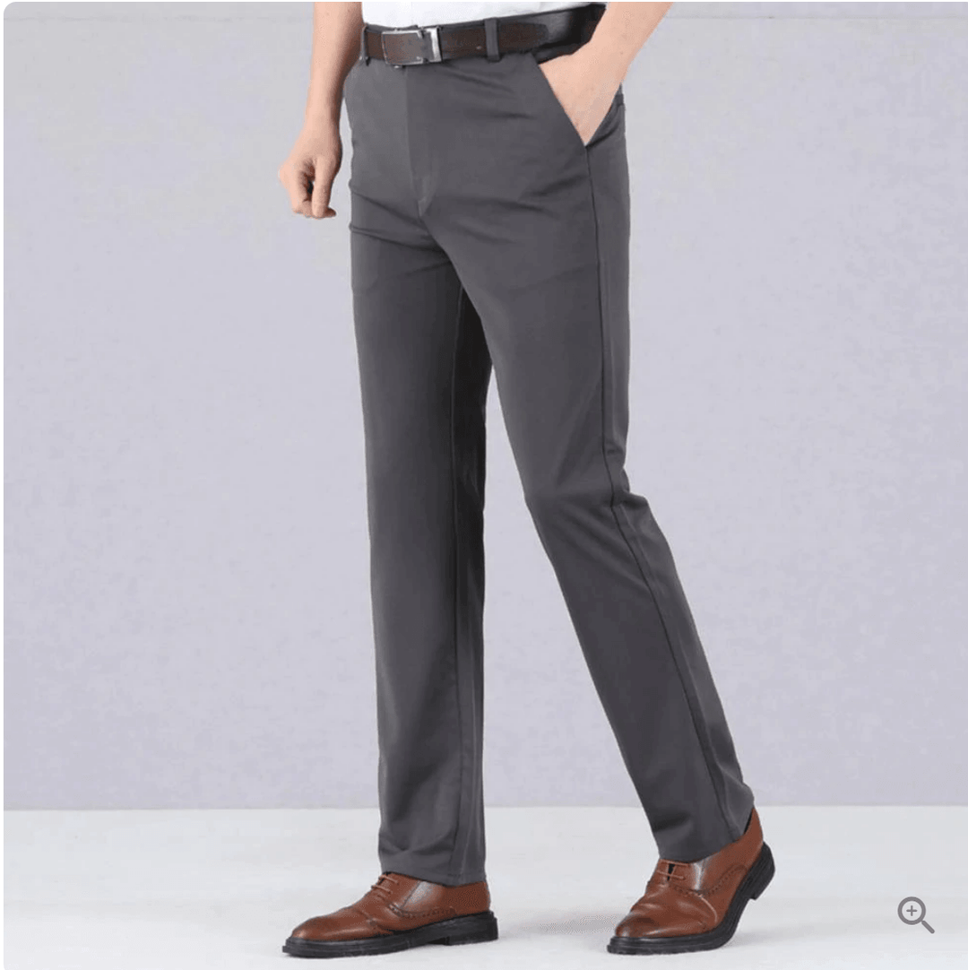 Pantalon homme slim fit extensible, assurant liberté de mouvement et une silhouette moderne et élégante.