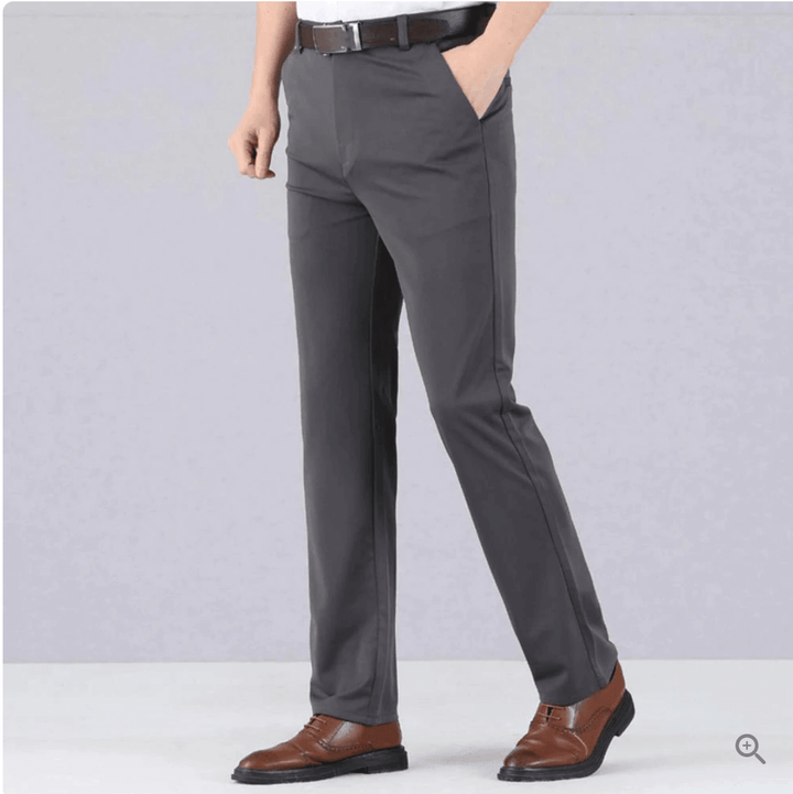 Pantalon homme slim fit extensible, assurant liberté de mouvement et une silhouette moderne et élégante.