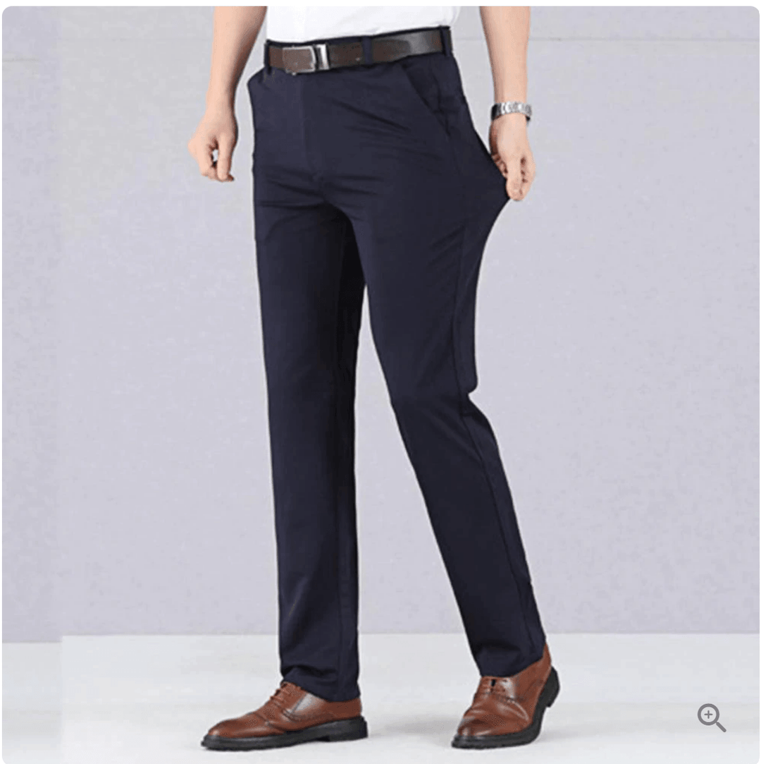 Détail de la texture du pantalon homme extensible anti-plis, couleur sombre, résistant et confortable.