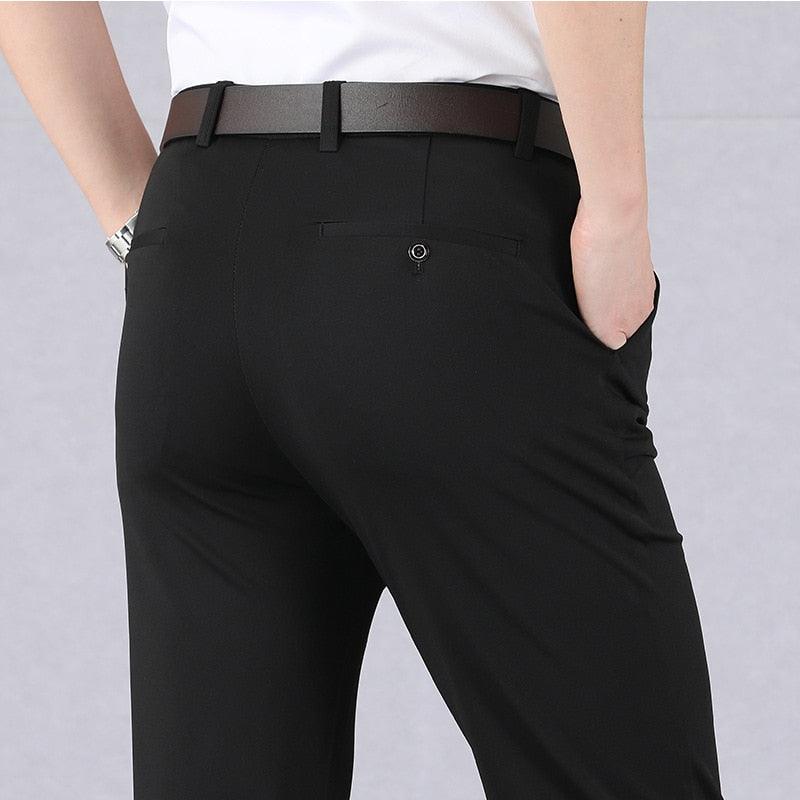 Pantalon homme ajusté extensible résistant, technologie anti-plis, parfait pour le travail ou les loisirs.