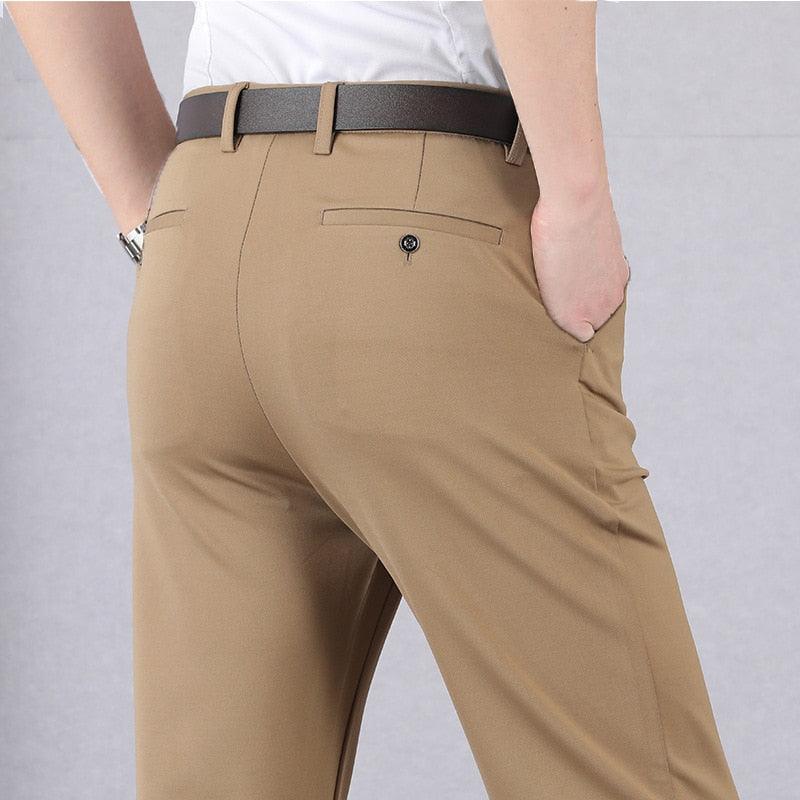 Homme portant un pantalon de ville ajusté extensible avec une chemise, look élégant pour le bureau ou une sortie.