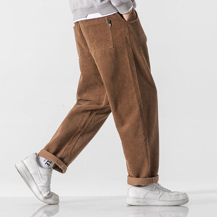 Pantalon homme velours côtelé noir, coupe décontractée. Idéal pour un look polyvalent et confortable en hiver.