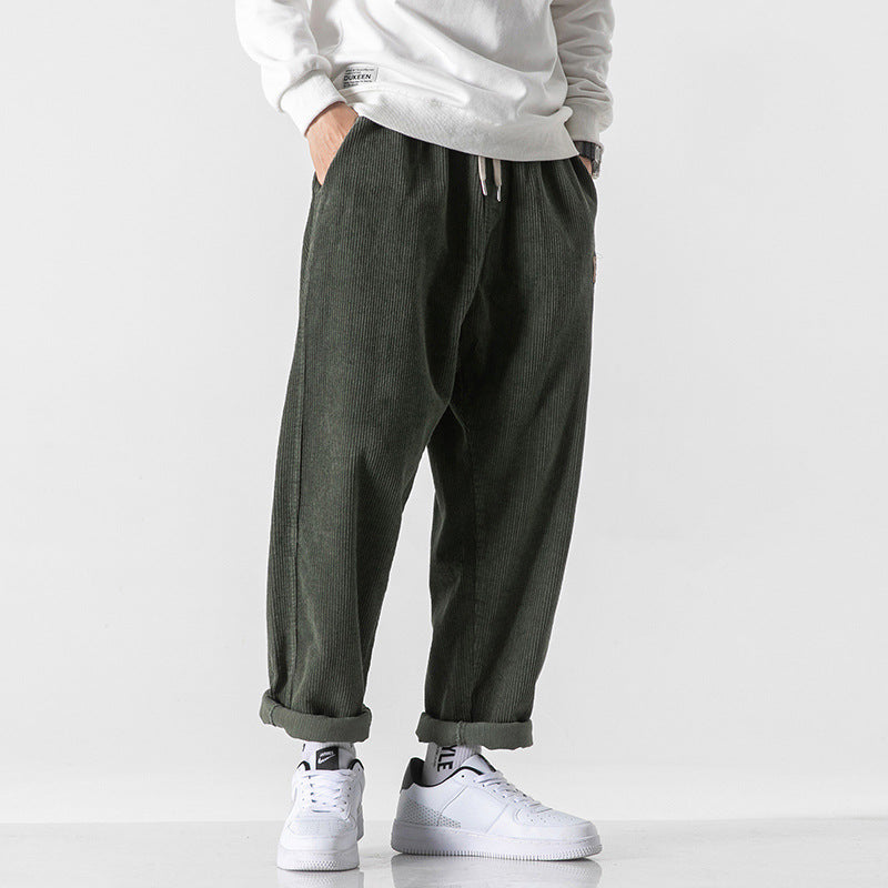 Pantalon homme confortable en velours côtelé gris, coupe ample ajustable. Style décontracté, parfait pour l'hiver.