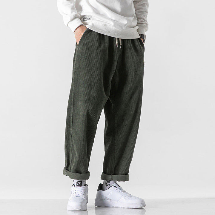 Pantalon homme confortable en velours côtelé gris, coupe ample ajustable. Style décontracté, parfait pour l'hiver.
