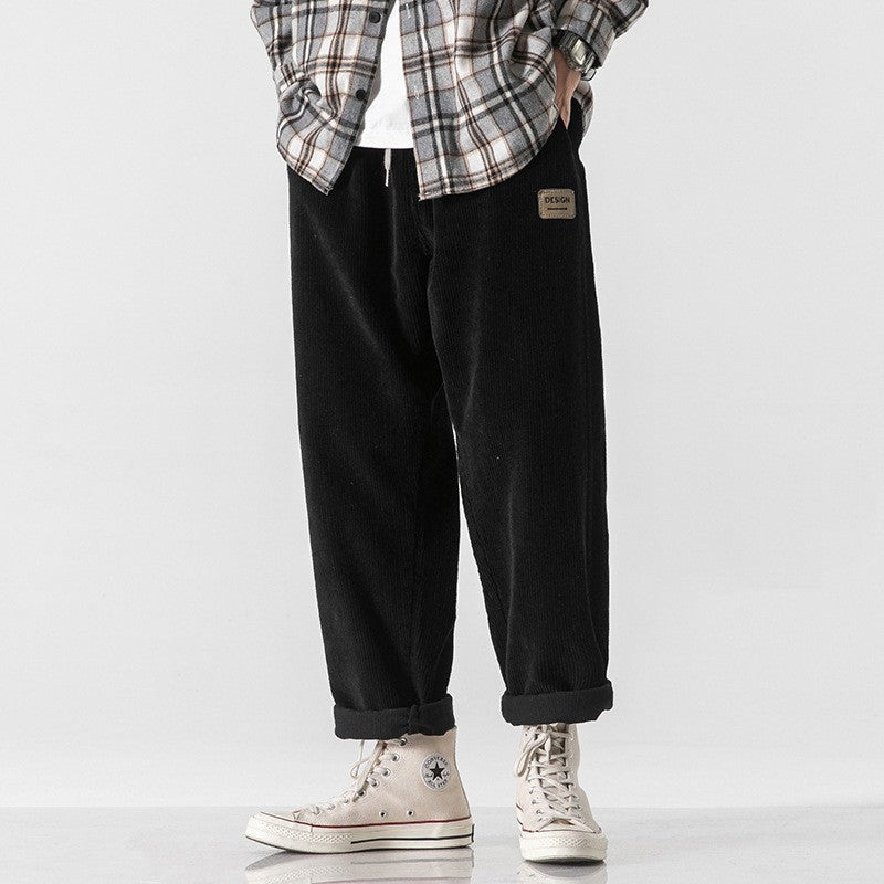 Homme portant un pantalon en velours côtelé kaki, style décontracté. Confortable et tendance pour l'hiver.