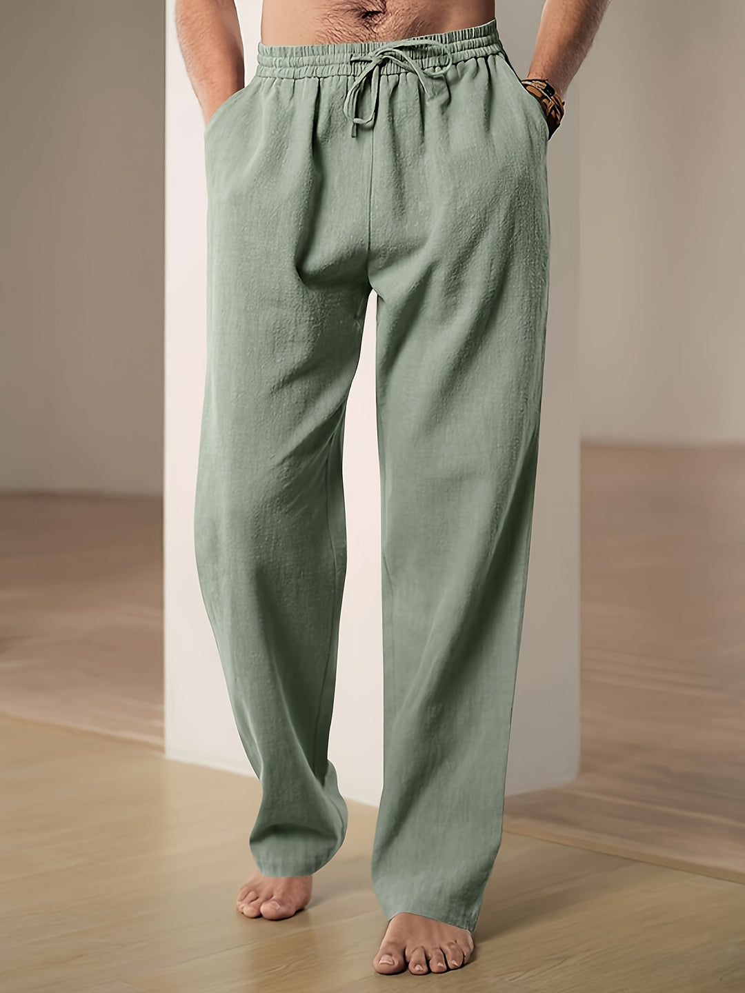 Pantalon homme couleur unie, coupe décontractée. Vêtement léger et respirant, parfait pour l'été et la mode homme.