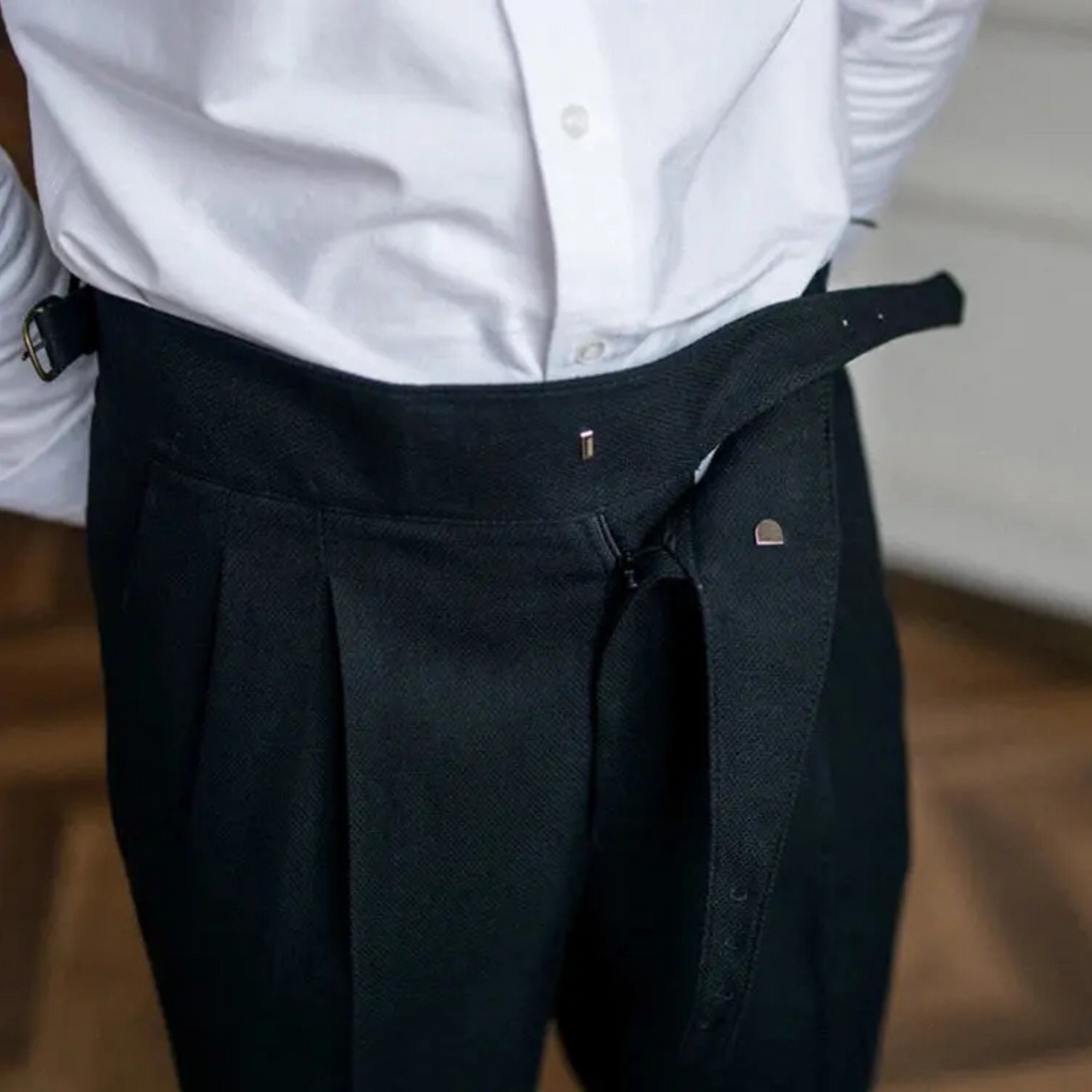 Pantalon homme coupe droite, tissu respirant et léger, élégant et confortable pour look chic et décontracté.