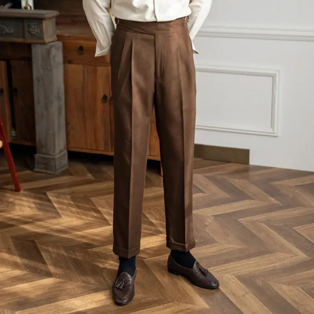 Pantalon homme coupe droite, tissu respirant et léger, élégant et confortable pour look chic et décontracté.
