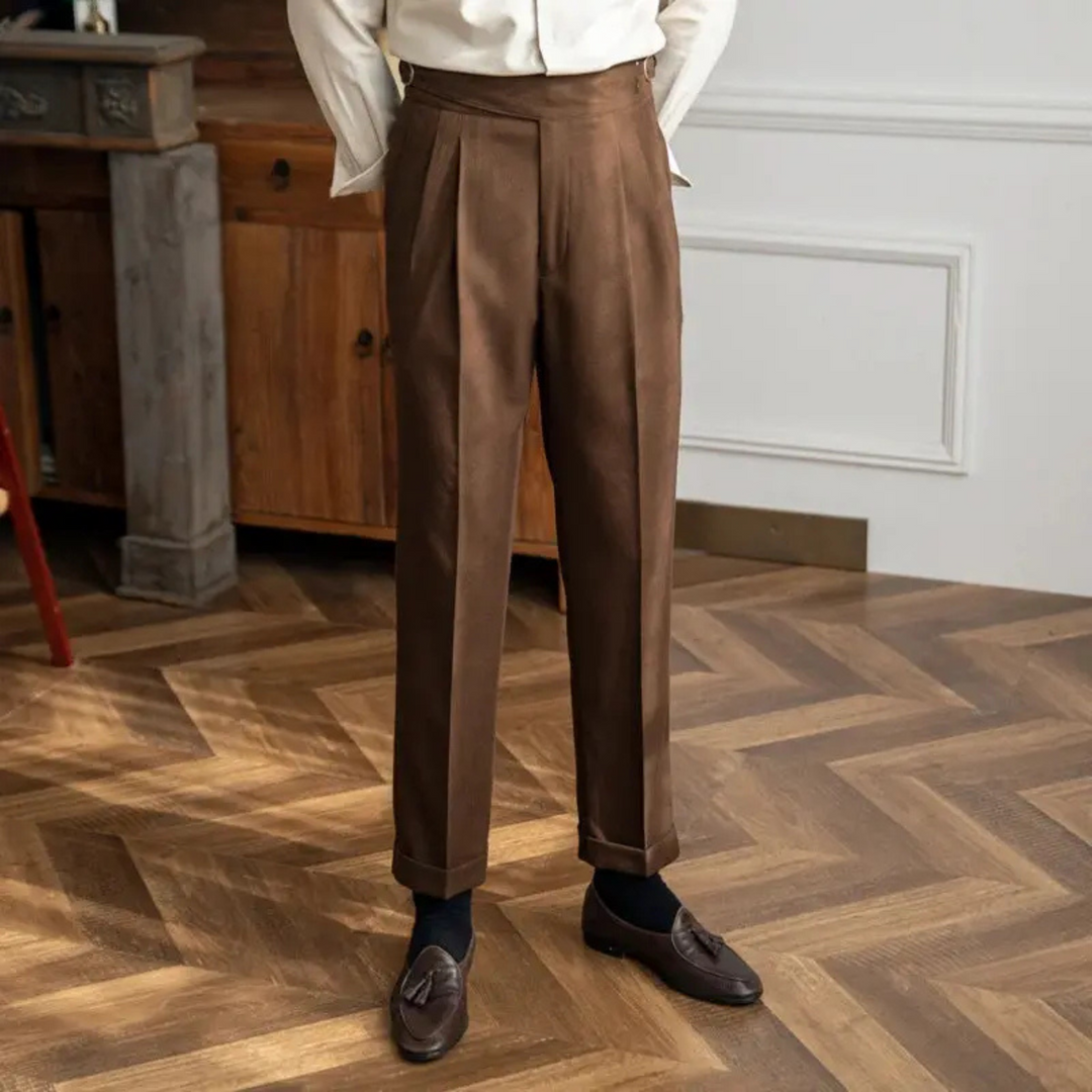 Pantalon homme coupe droite, tissu respirant et léger, élégant et confortable pour look chic et décontracté.