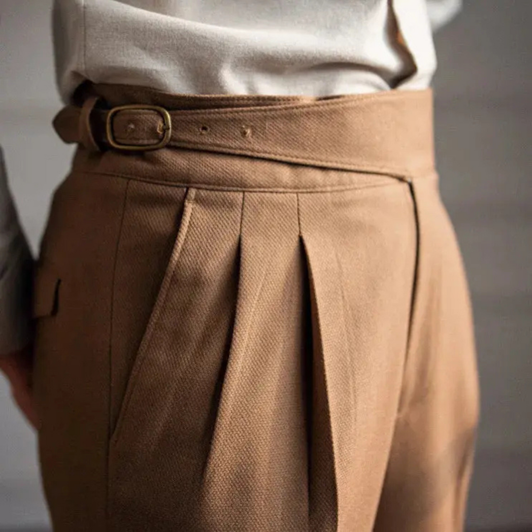 Pantalon homme coupe droite, tissu respirant et léger, élégant et confortable pour look chic et décontracté.