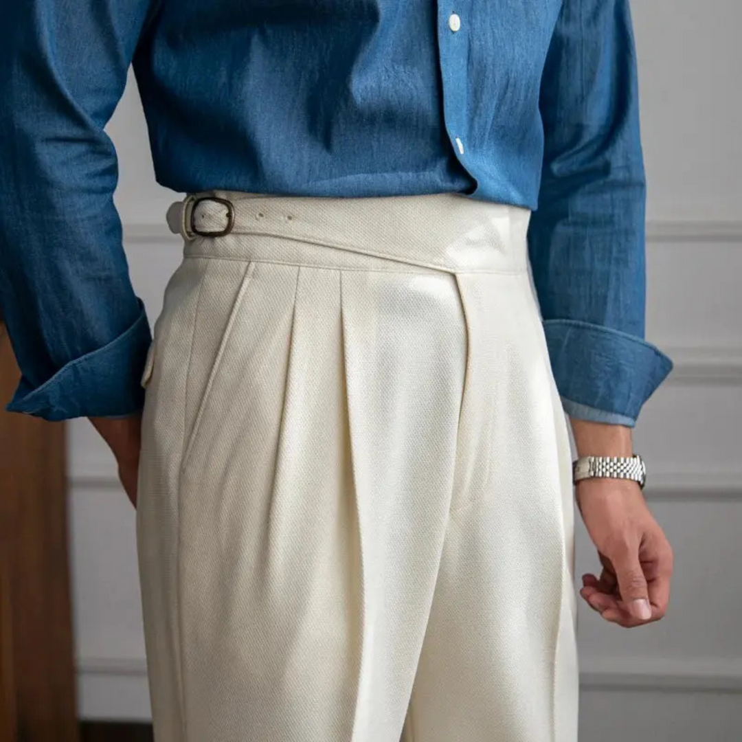 Pantalon homme coupe droite, tissu respirant et léger, élégant et confortable pour look chic et décontracté.