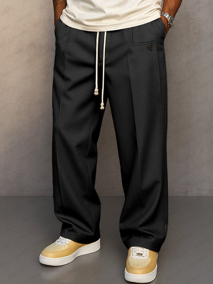 Pantalon homme casual en coton doux, jambe large, assure confort et liberté de mouvement.