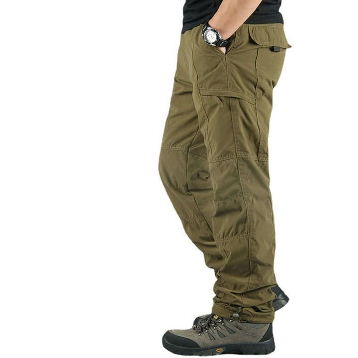 Vêtement homme : pantalon doublé résistant au froid, chaud et confortable pour un hiver décontracté.