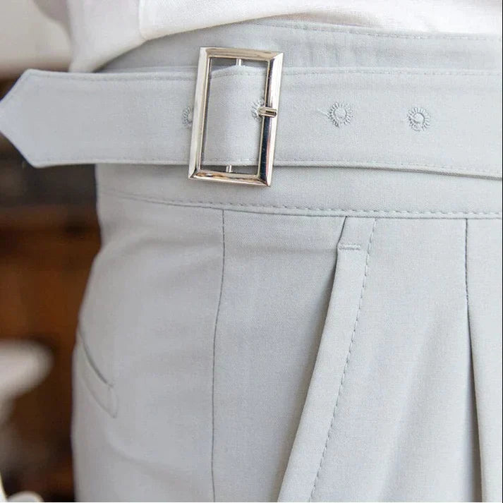 Pantalon homme élégant et confortable pour affaires.  Coupe impeccable, idéal pour le bureau.