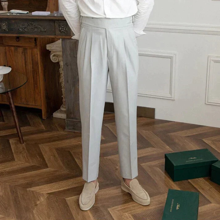 Pantalon homme élégant et confortable pour affaires.  Coupe impeccable, idéal pour le bureau.