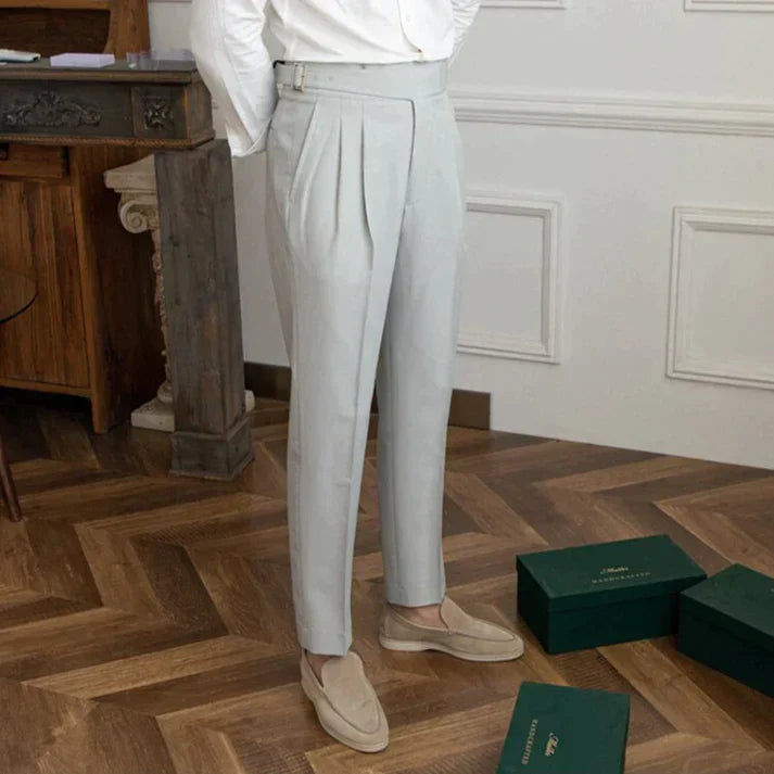 Pantalon homme élégant et confortable pour affaires.  Coupe impeccable, idéal pour le bureau.