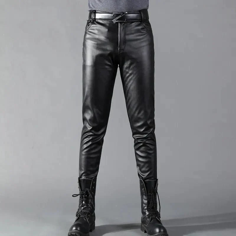 Pantalon homme en cuir synthétique moderne, coupe ajustée chic, touche élégante et confortable pour un style audacieux.