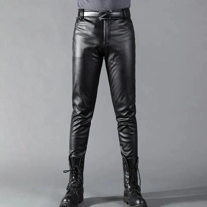 Pantalon homme en cuir synthétique moderne, coupe ajustée chic, touche élégante et confortable pour un style audacieux.