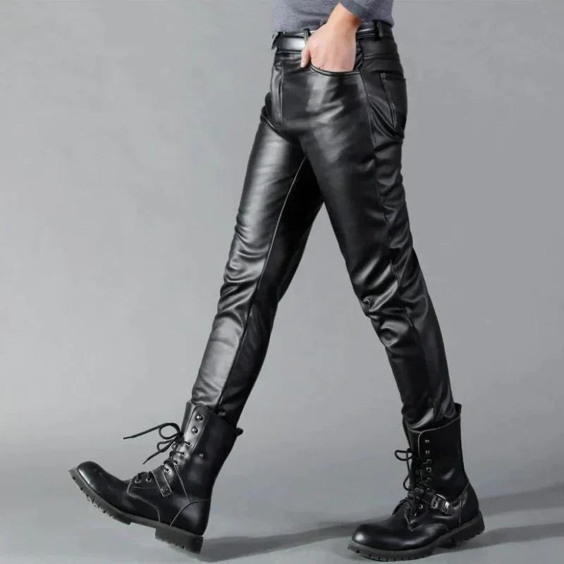 Pantalon homme en cuir synthétique moderne, coupe ajustée chic, touche élégante et confortable pour un style audacieux.