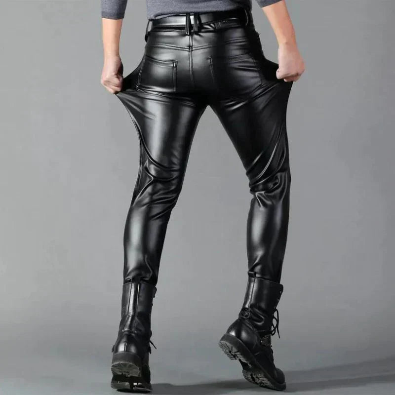 Pantalon homme en cuir synthétique moderne, coupe ajustée chic, touche élégante et confortable pour un style audacieux.