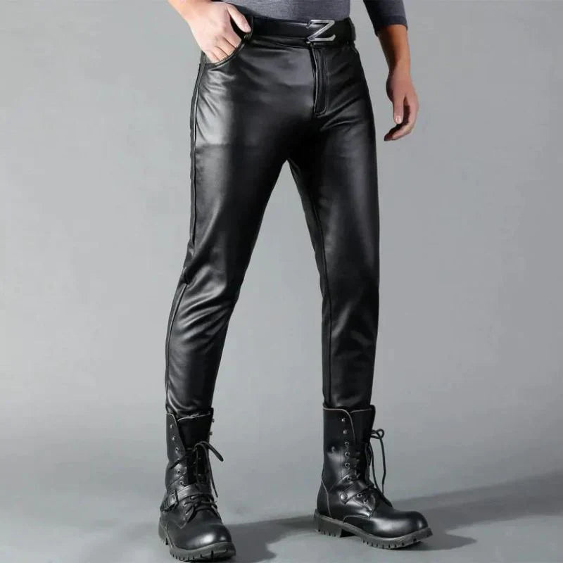 Pantalon homme en cuir synthétique moderne, coupe ajustée chic, touche élégante et confortable pour un style audacieux.