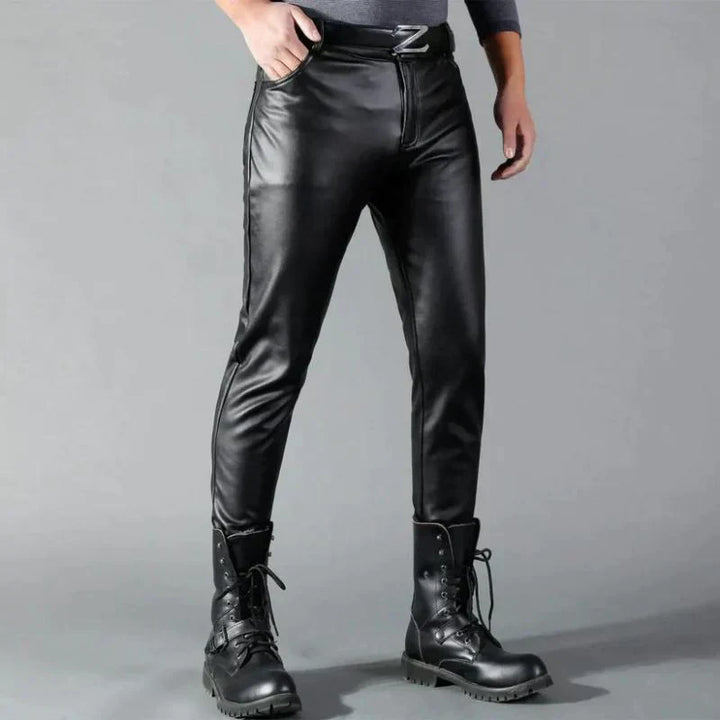 Pantalon homme en cuir synthétique moderne, coupe ajustée chic, touche élégante et confortable pour un style audacieux.
