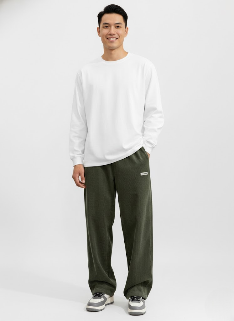 Gros plan sur le tissu velours côtelé du pantalon homme, texture douce et idéale pour la mode streetwear masculine.