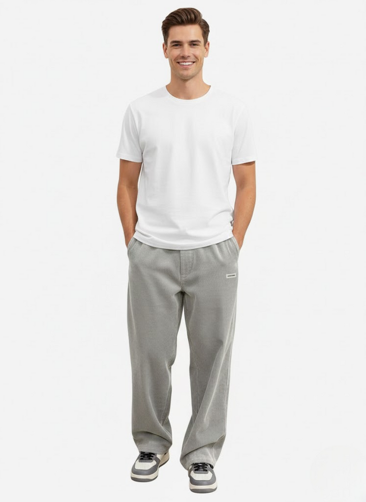 Pantalon homme en velours côtelé, coupe décontractée. Détails de la taille et poches avant pour un look streetwear.