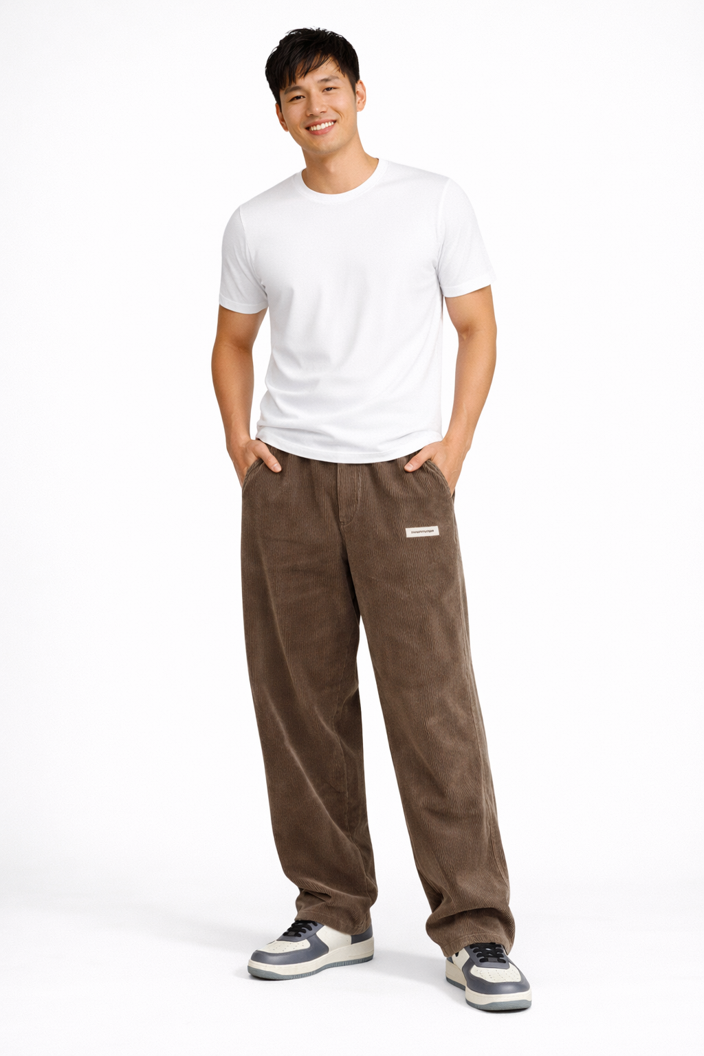 Matière confortable du pantalon homme en velours côtelé, coupe décontractée large, idéal pour le streetwear casual.