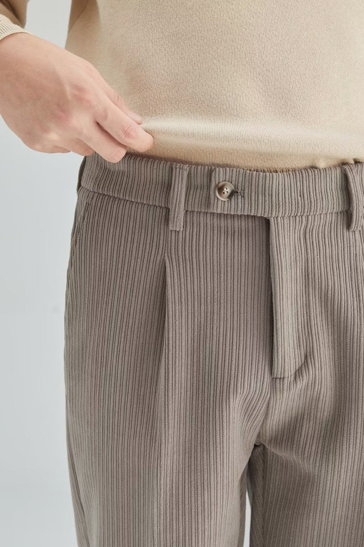 Pantalon homme gris coupe droite élégant, parfait pour mode masculine décontractée ou sophistiquée.