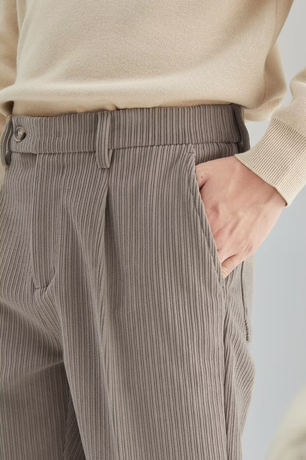 Modèle portant pantalon homme noir coupe droite, soulignant son confort et sa polyvalence au quotidien.
