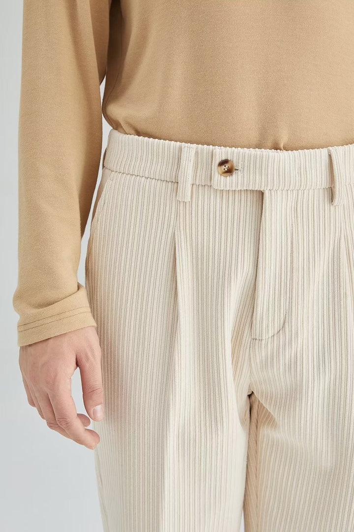Détail du tissu doux d'un pantalon homme blanc coupe droite, gage de qualité et de style intemporel.