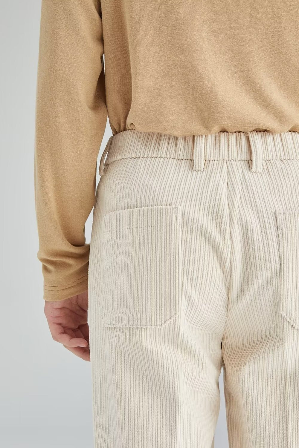 Pantalon homme gris coupe droite, idéal pour une allure chic et confortable en toute saison.