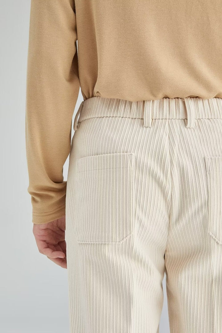 Pantalon homme gris coupe droite, idéal pour une allure chic et confortable en toute saison.