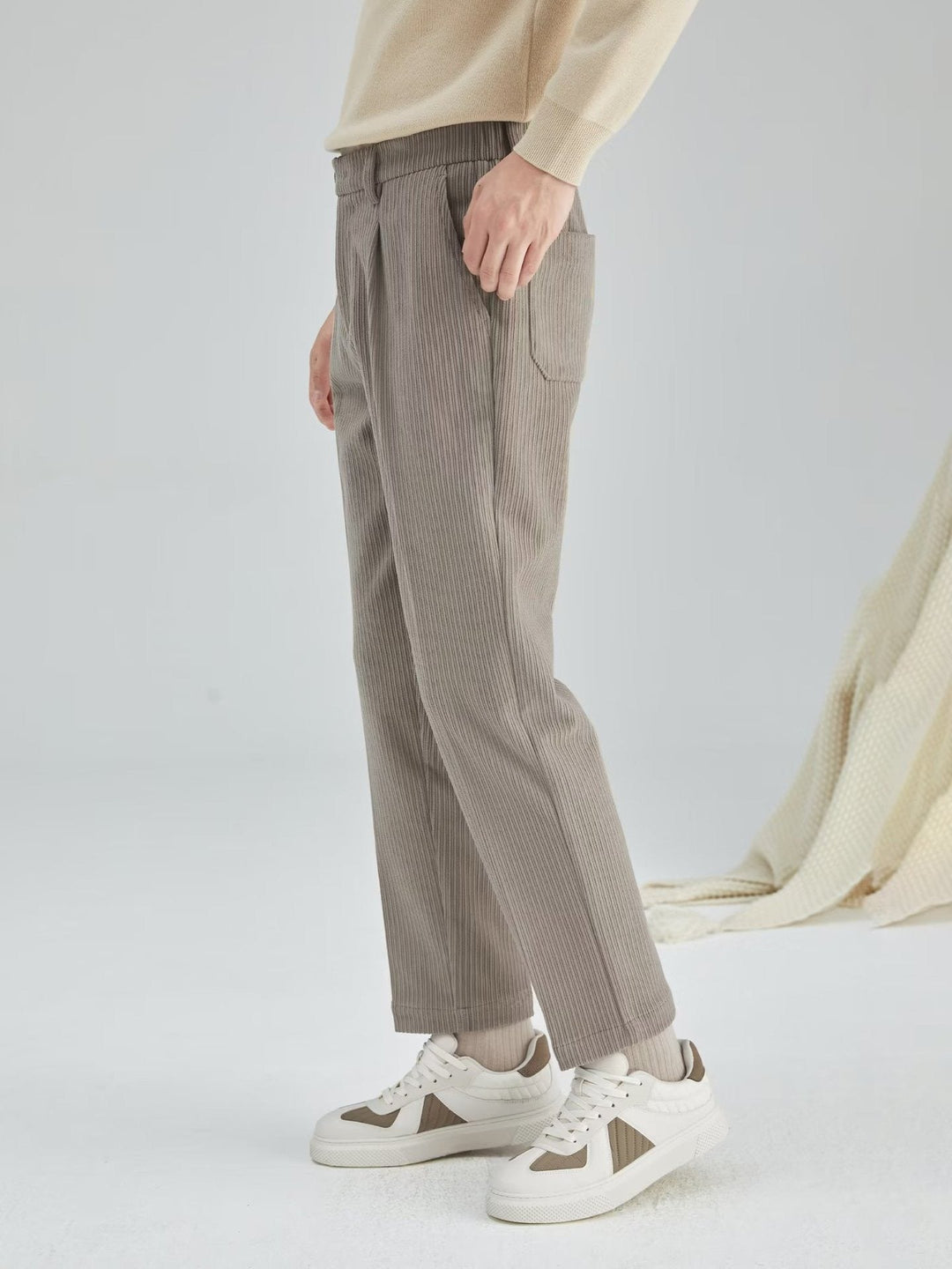 Vue arrière d'un pantalon homme noir coupe droite, avec poches discrètes, pour un look épuré.