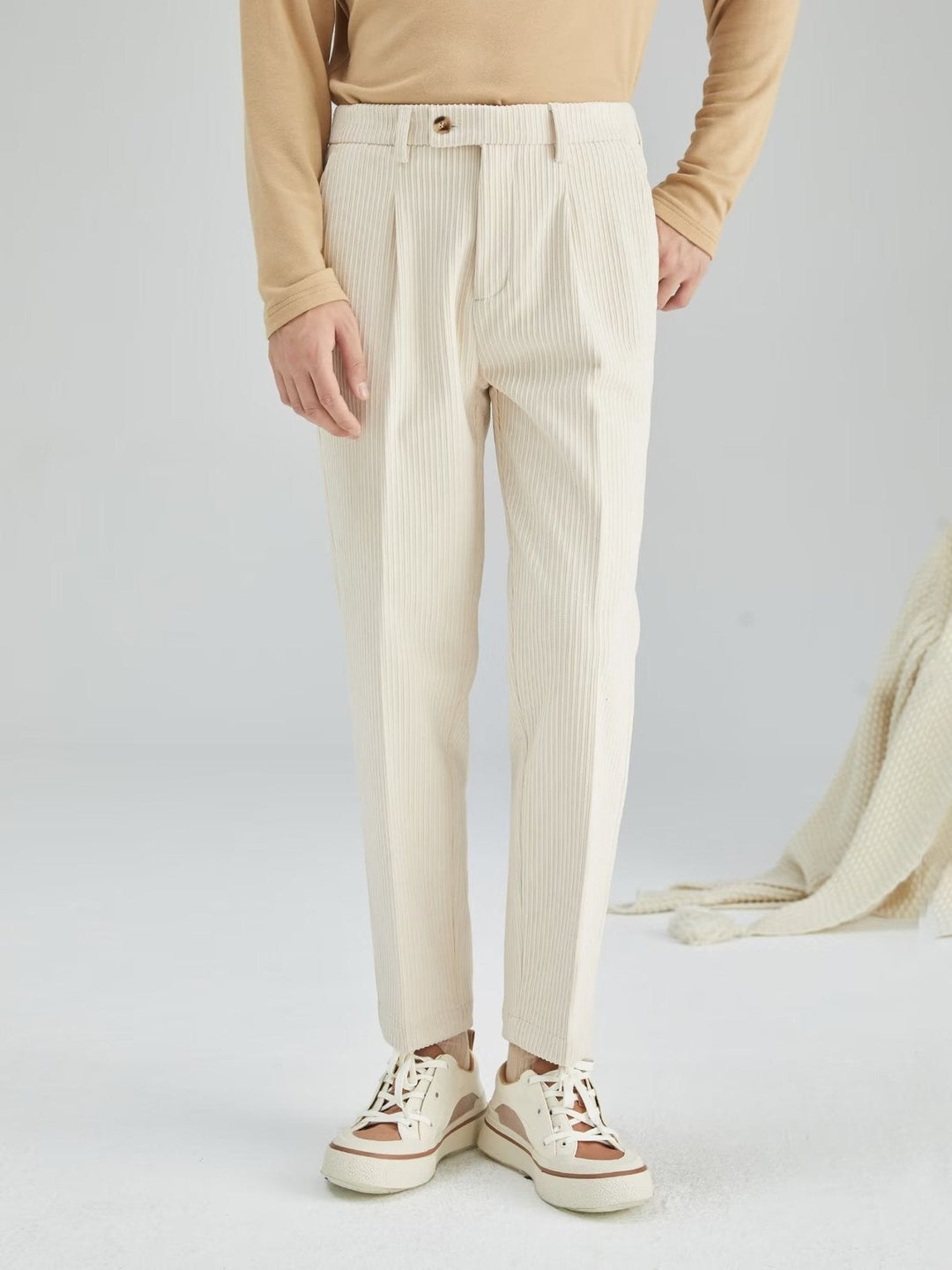 Pantalon homme blanc coupe droite, un essentiel élégant de la mode masculine, facile à assortir.