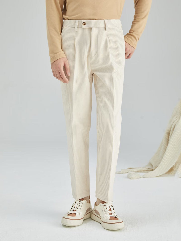 Pantalon homme blanc coupe droite, un essentiel élégant de la mode masculine, facile à assortir.