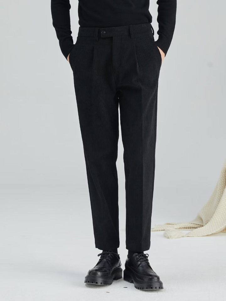 Silhouette polyvalente d'un pantalon homme gris coupe droite, combinant élégance et confort moderne.