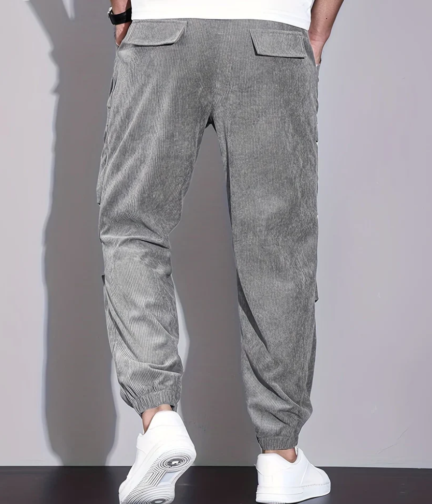 Pantalon homme coupe décontractée élégante, offrant confort et style. Vêtement polyvalent pour une tenue quotidienne.