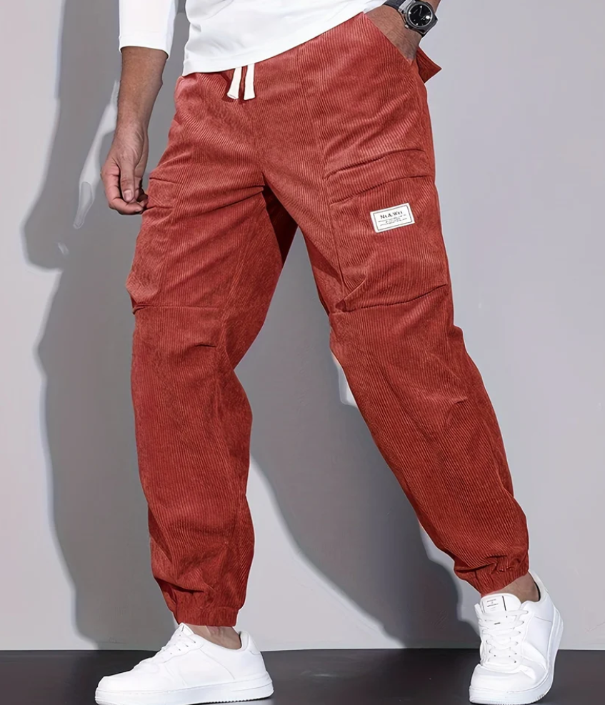 Homme portant un pantalon décontracté élégant pour ses loisirs. Vêtement confortable, stylé pour un look casual.
