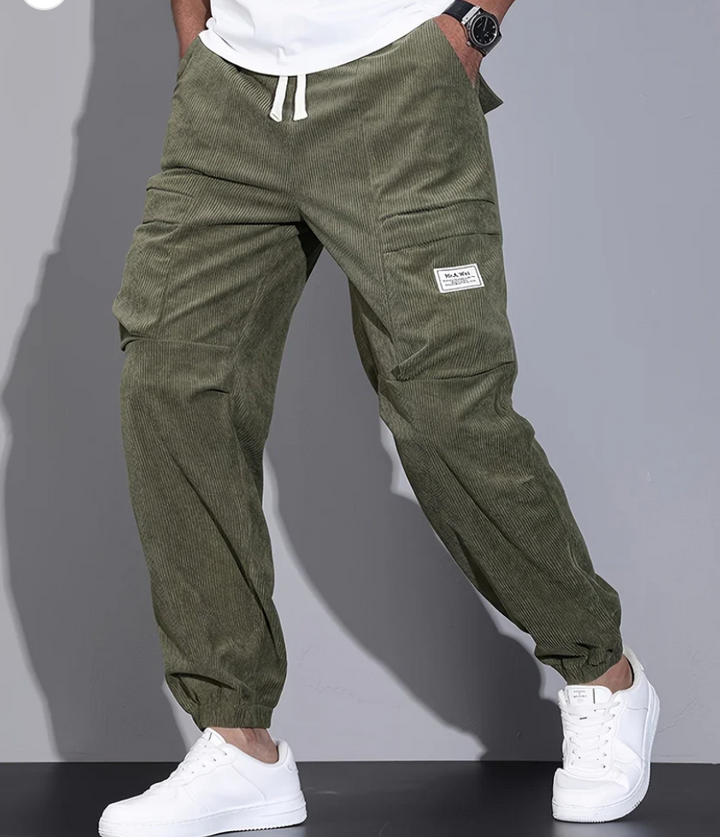 Homme en pantalon élégant décontracté au bureau. Tenue confortable et professionnelle, vêtement polyvalent homme.