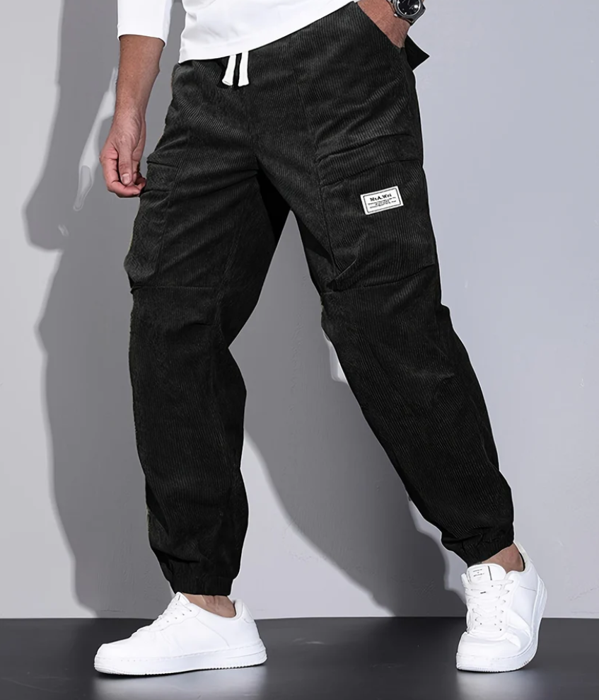 Détail du pantalon homme, style élégant décontracté. Confortable et polyvalent pour bureau, loisirs ou casual.