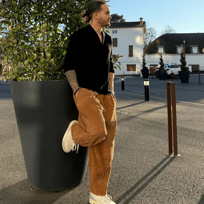 Pantalon homme élégant et moderne pour look urbain durable, idéal loisir ou soirée.