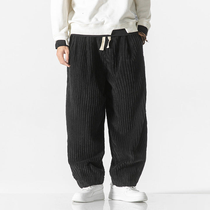 Pantalon homme au look moderne et épuré, parfait pour une élégance urbaine durable et un confort absolu.