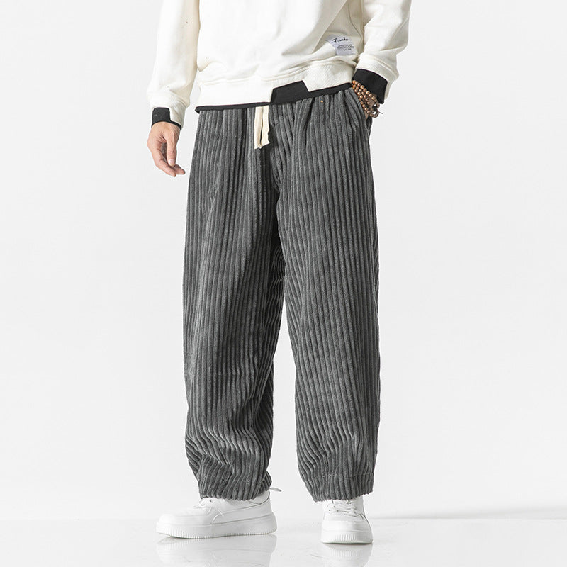 Image d'un homme portant un pantalon long moderne, confortable et élégant pour un style urbain et durable.